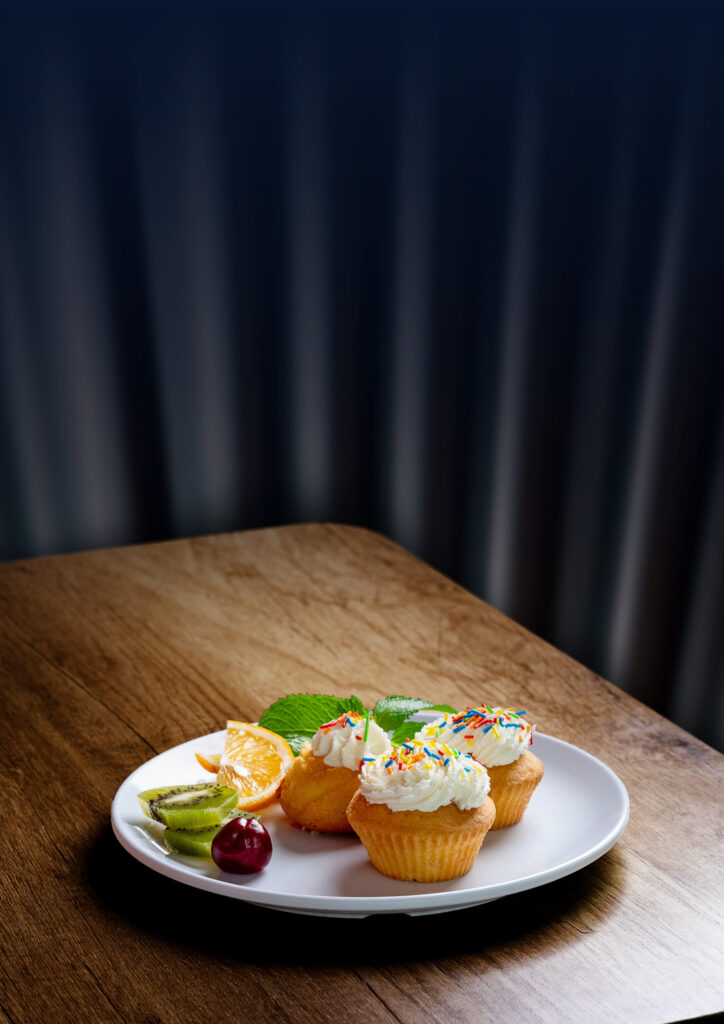 CUPCAKES WITH CREAM